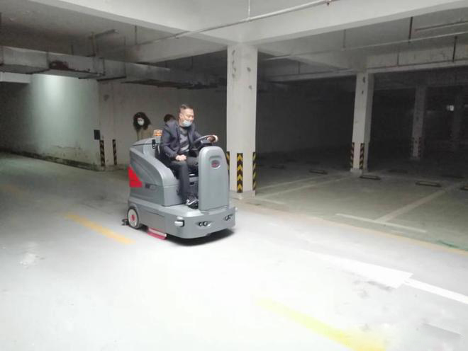徐汇小区物业保洁不用人力改用驾驶式洗地机了